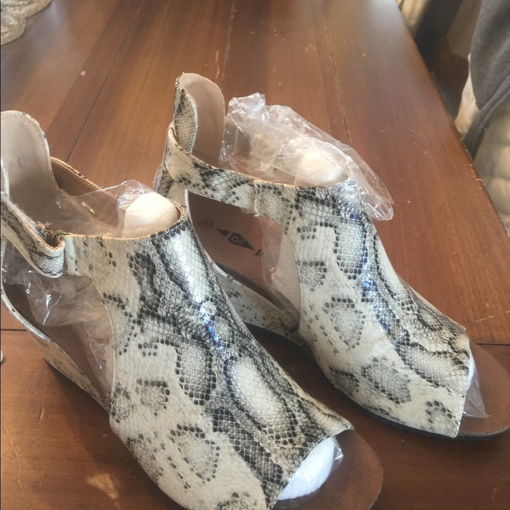 Peep toe 2” wedge size 9